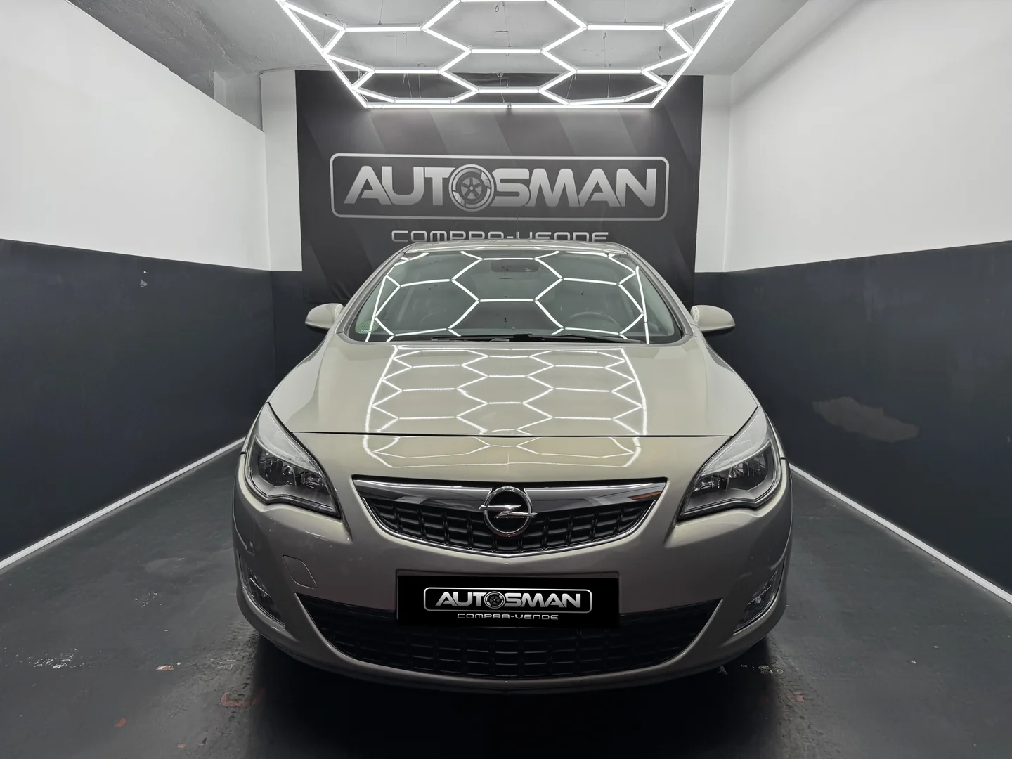 OPEL ASTRA COSMO 2010 Gasolina Marrón - Interior